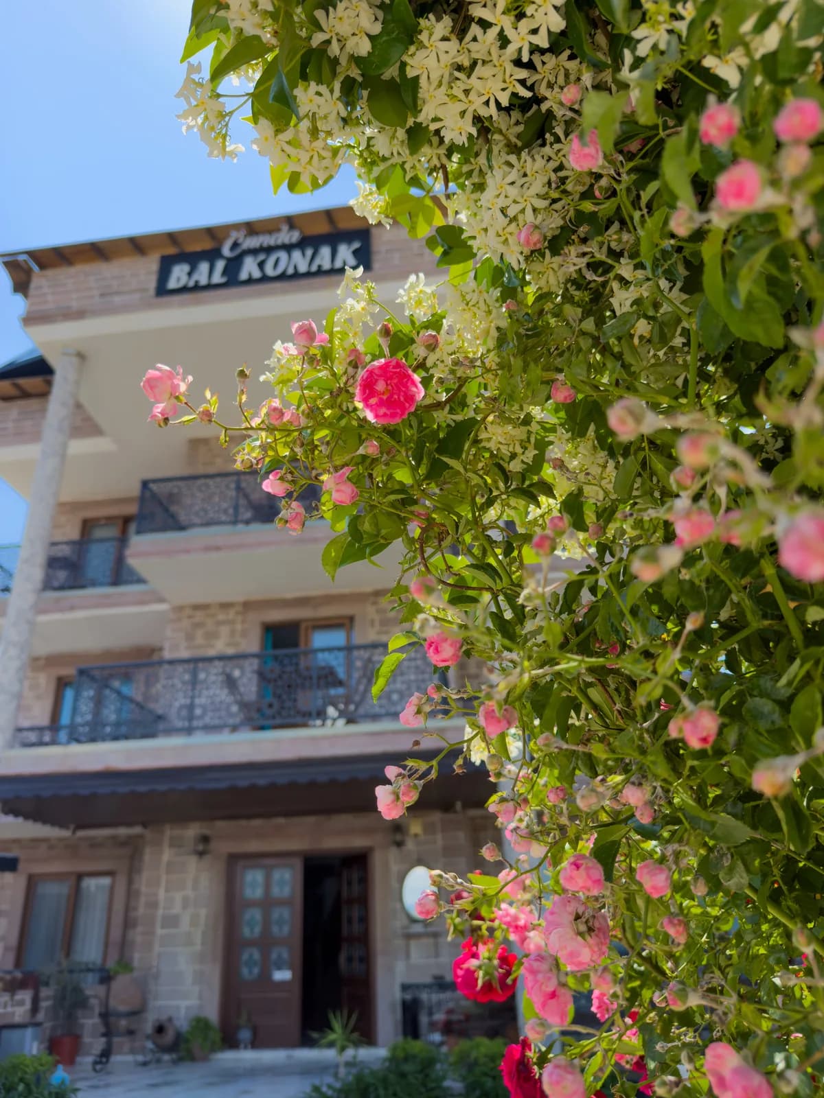 Cunda Bal Konak Çiçekli Taş Konak Manzarası